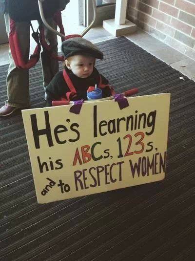 foto de niño chico en la que dice "Él está aprendiendo su ABC, su 123 y a respetar a las mujeres"