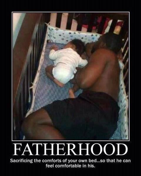 papá con su bebé en la cuna del bebé :-) otra forma de colecho