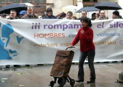 Decenas de hombres claman en Vitoria contra la violencia de género 2007